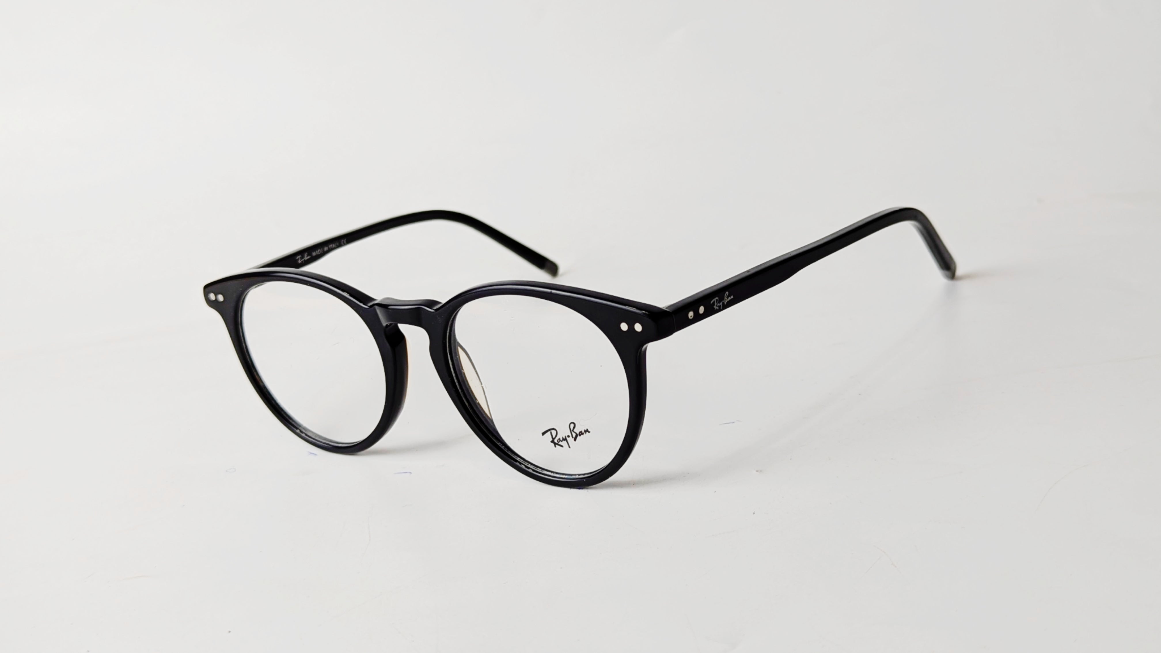 Black round glasses